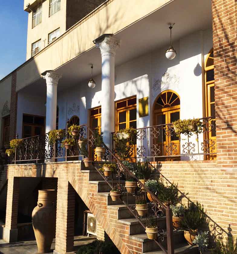 میزبانی از توریستها در خانه دبیرالملک