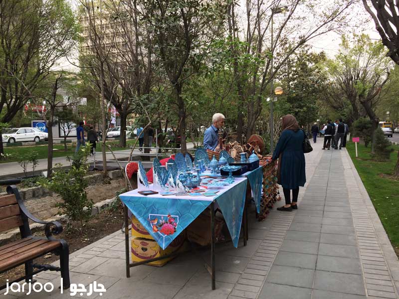 نمایش و فروش صنایع دستی در پیاده رو تهران